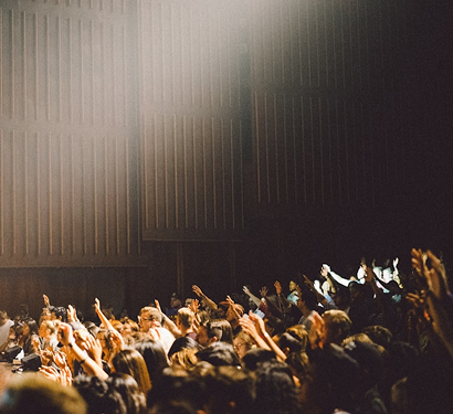 Studenti che studiano negli spazi comuni de La Lupa Piacenza